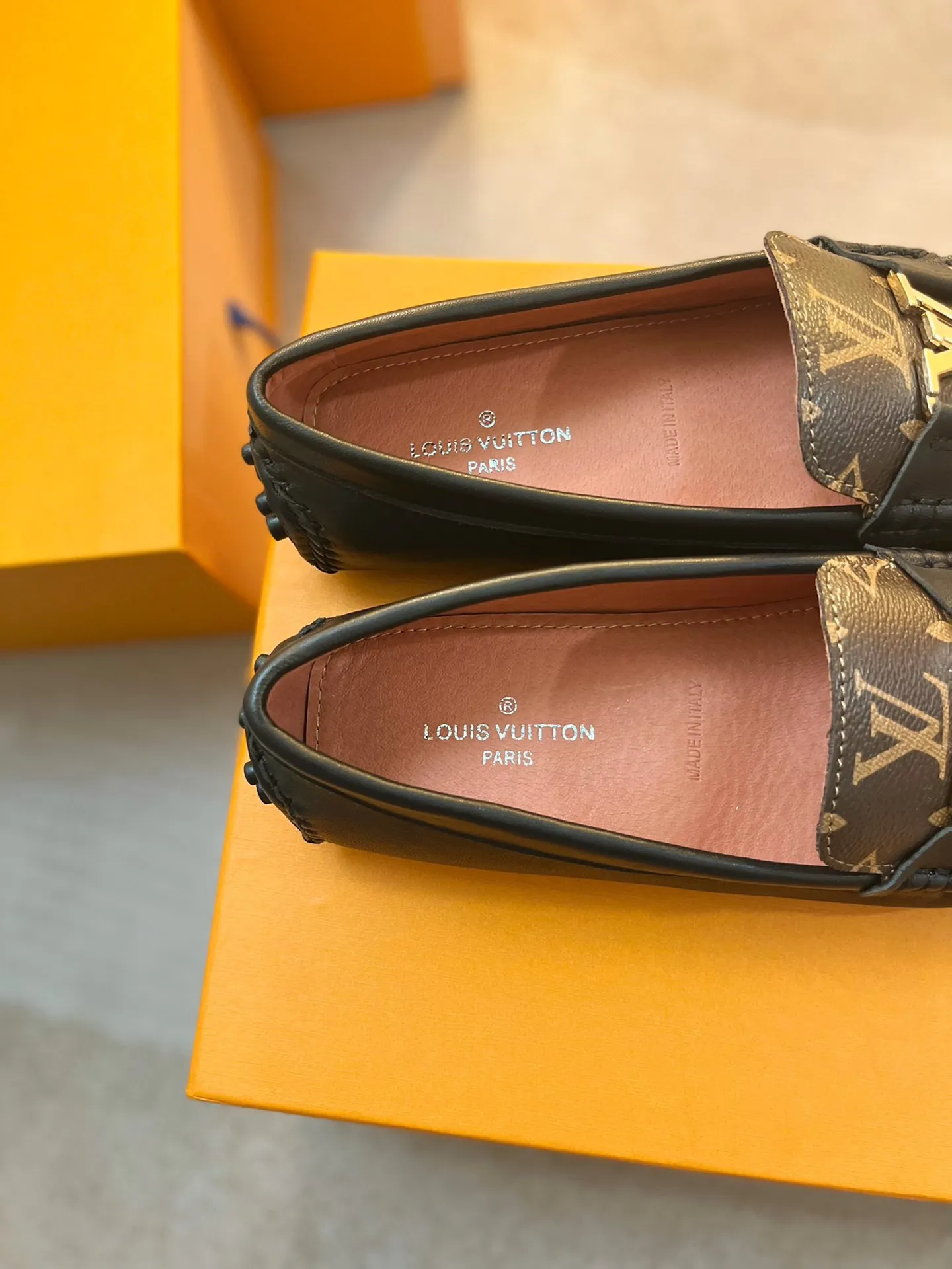 p460💰Couple model❤️🇫🇷 𝙇𝙤𝙪𝙞𝙨 𝙑𝙪𝙞𝙩𝙩𝙤𝙣 🇫🇷Louis Vuitton 2023 Classic𝓛𝓿 𝓣𝓻𝓪𝓲𝓷𝓮𝓻 Sports Series ➪➪➪¯ [Arizona Doudou Shoes Series] ▪️▪️▪️Arizona slip-on shoes are made of Monogram Eclipse canvas. Its hand-painted and dyed edges and hand-sewn uppers fully demonstrate Louis Vuitton's traditional shoemaking craftsmanship. This slip-on shoe is very lightweight. The integrated tongue and upper make it particularly comfortable and flexible. The soft outsole is equipped with rubber padding. Decorated with matching sash. Detailed features: ☑️Monogram Eclipse canvas ☑️Black Eclipse pattern ☑️Hand-painted shoe edges ☑️Hand-sewn uppers (each pair takes time to process) ☑️Integrated tongue and upper construction ☑️Outsole equipped with rubber lining ☑️size: 35_46